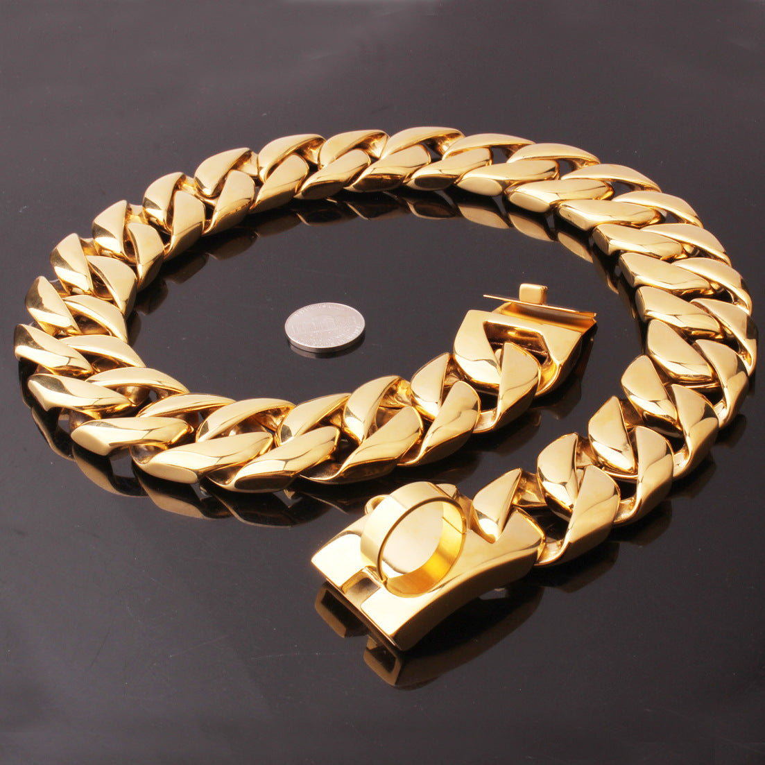 Elevate your dog’s style with this 32mm stainless steel gold chain collar, combining durability with refined elegance. Crafted from premium stainless steel, it offers lasting strength while the gold finish adds a touch of luxury.