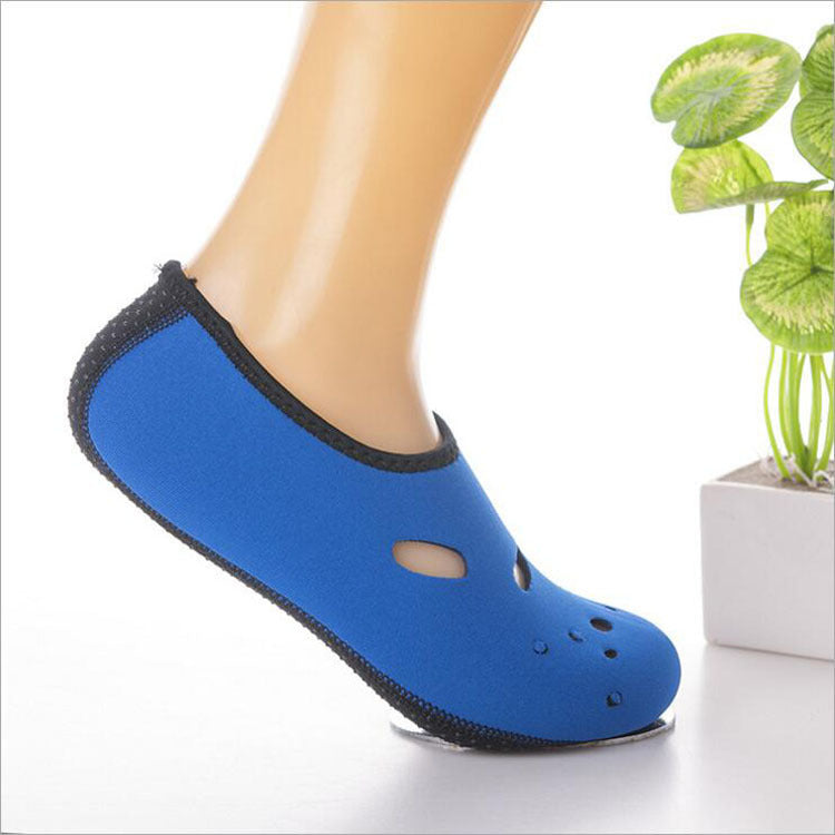 Stay comfortable and safe this summer by wearing our Non-slip Breathable Quick-Drying Beach Socks. With superior breathability and quick-drying technology, your feet will remain cool and dry all day long, while the non-slip grip prevents slips and falls!