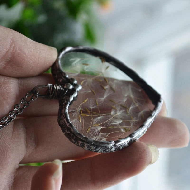 Make a wish with this beautiful handmade Dandelion Make-A-Wish Necklace. The delicate dandelion pendant is a reminder to always believe in your dreams and never stop wishing. Crafted with care, this necklace is a unique piece that will add a touch of magic to any outfit.