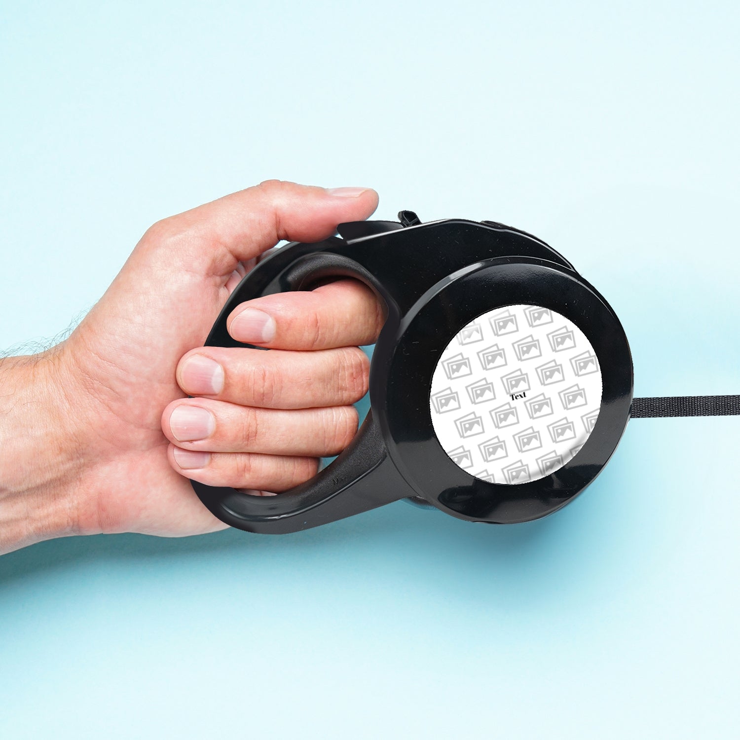 Whether you're navigating the urban jungle or enjoying the tranquility of a park, our retractable dog leash provides the perfect balance of freedom and control for your pet. 