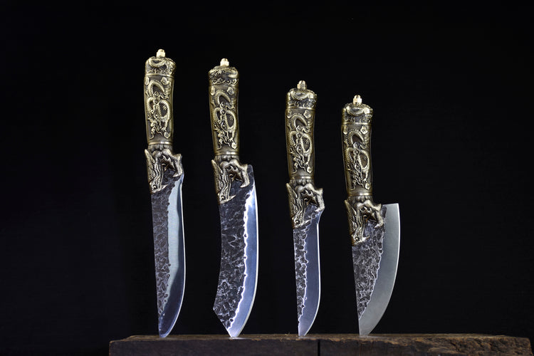 Dragon Handle Boning Knife Set Full length: 34.5cm Blade length: 18cm Handle length: 12cm Blade width: 3.5cm Thickness: 0.30cm Blade material: 7Cr17MOV (7 chromium 17 molybdenum vanadium steel) Handle material: brass Tooling: brass Net weight: 700g