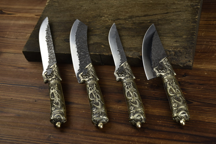 Dragon Handle Boning Knife Set Full length: 34.5cm Blade length: 18cm Handle length: 12cm Blade width: 3.5cm Thickness: 0.30cm Blade material: 7Cr17MOV (7 chromium 17 molybdenum vanadium steel) Handle material: brass Tooling: brass Net weight: 700g