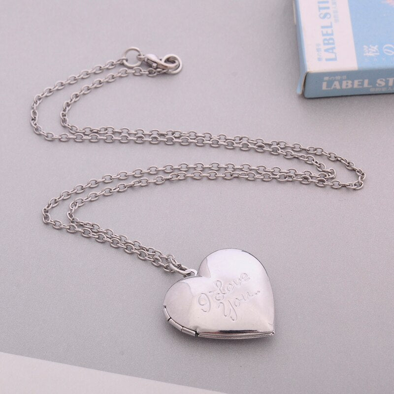 This beautiful locket is the perfect way to keep your special message close to your heart. Crafted using high-quality stainless steel and featuring intricate heart detailing, this piece of jewelry will last a lifetime. With a secure, snap-well closure, you can be sure your beloved message will remain safe and private.