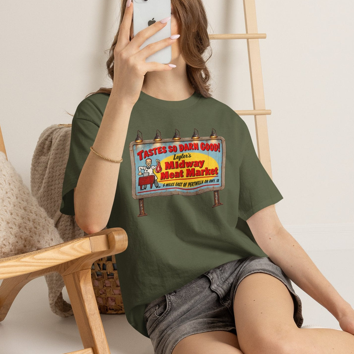 Bring a little vintage roadside horror to your wardrobe with this Jeepers Creepers-inspired Midway Meat Market T-shirt. Featuring the unmistakable retro roadside billboard design, distressed colors, bold red lettering, and classic old-school butcher-shop artwork, this shirt has the perfect mix of creepy, nostalgic, and Americana charm.