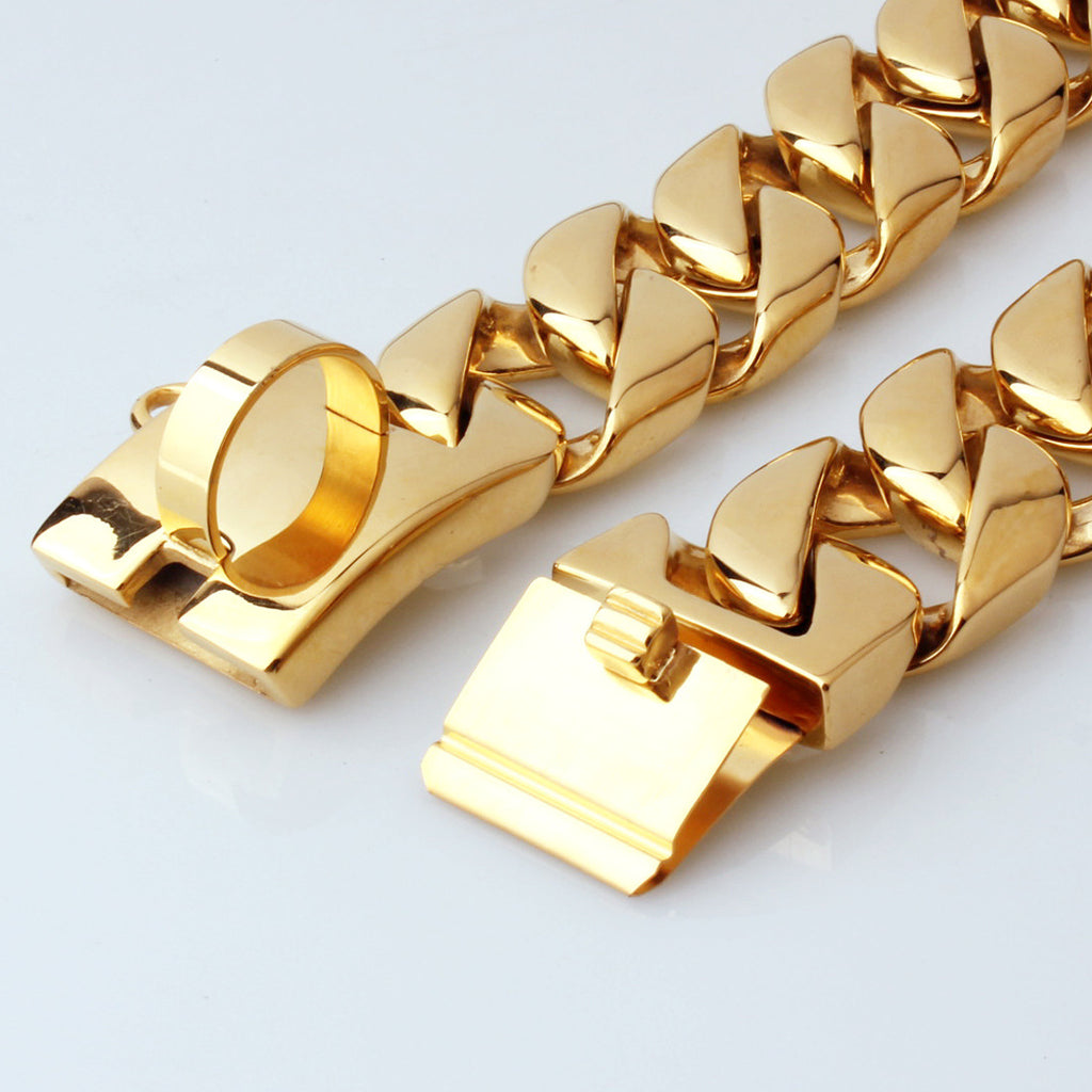 Elevate your dog’s style with this 32mm stainless steel gold chain collar, combining durability with refined elegance. Crafted from premium stainless steel, it offers lasting strength while the gold finish adds a touch of luxury. 