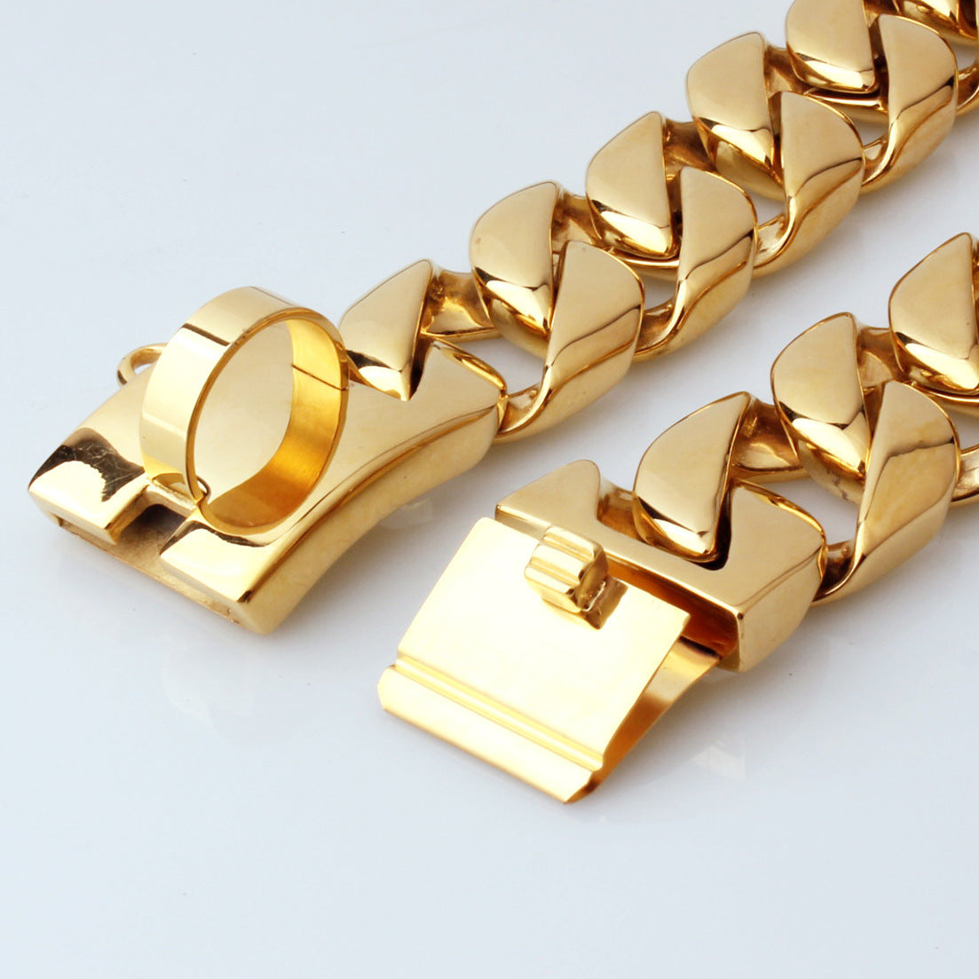 Elevate your dog’s style with this 32mm stainless steel gold chain collar, combining durability with refined elegance. Crafted from premium stainless steel, it offers lasting strength while the gold finish adds a touch of luxury. 
