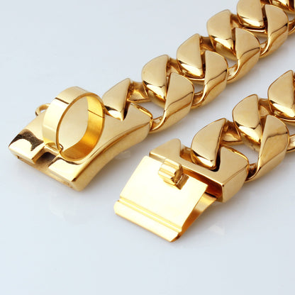 Elevate your dog’s style with this 32mm stainless steel gold chain collar, combining durability with refined elegance. Crafted from premium stainless steel, it offers lasting strength while the gold finish adds a touch of luxury. 