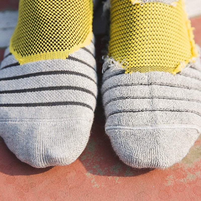 Experience the ultimate in comfort and performance with our High Quality Elite Sports Men's Sized Compression Socks! Designed for athletes, these socks provide targeted compression to increase blood flow and reduce muscle fatigue, allowing you to perform at your best. 