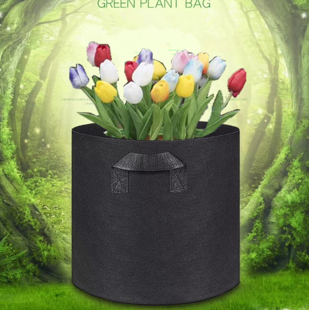 These black and gray felt plant grow bags are perfect for your vegetables, flowers or leafy plants. With perfect ventilation, easy to move and eco-friendly bags these grow bags are perfect to help plants grow efficiently and effectively.